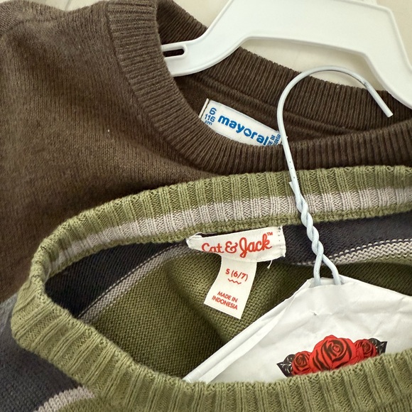 Assorted Sweaters and Jackets Collection - Picture 4 of 14